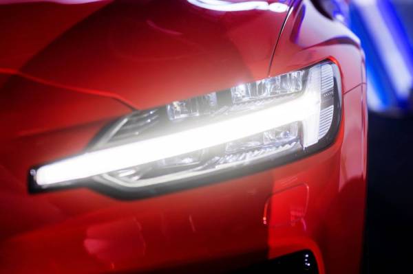 LAMPU hadapan LED dengan lampu nyalaan siang LED bina dalam signatur Tukul Thor.