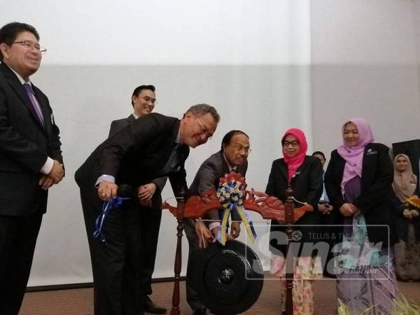 Dr Dzulkefly memalu gong sebagai gimik perasmian Simposium Penjagaan Paliatif Kebangsaan dan Pelancaran Polisi dan Pelan Strategik Penjagaan Paliatif Kebangsaan di Auditorium Utama Hospital Selayang, di Kuala Lumpur, hari ini.
