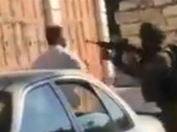 Rakaman video berdurasi 45 saat itu dipercayai berlaku di bandar Hebron dekat selatan Tebing Barat.