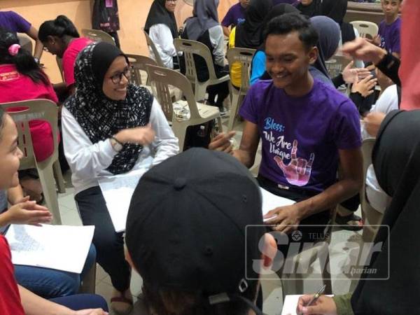 Murid Berkeperluan Khas (MBK) Sekolah Menengah Pendidikan Khas Vokasional Merbok dijemput sebagai fasilitator untuk mengajar bahasa isyarat kepada kira-kira 55 mahasiswa UUM.