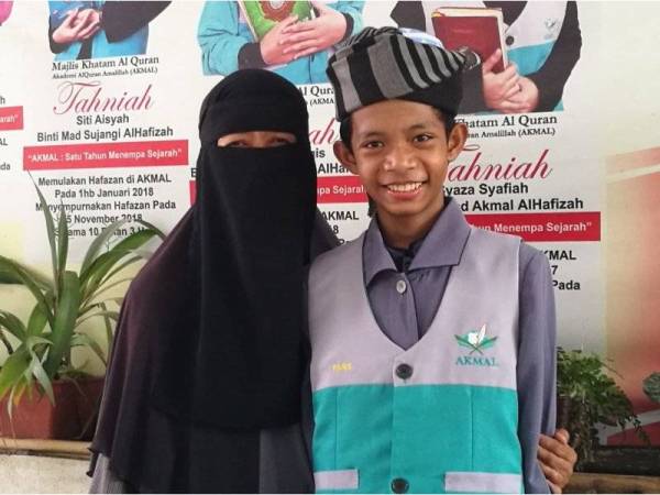 Zainuriah disamping anaknya, Ahmed Faris Ajwad.