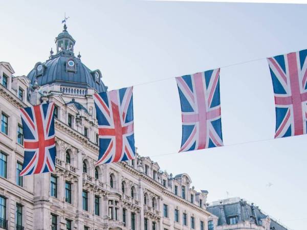 UNITED KINGDOM mempraktikkan kaedah ‘contactless’ yang berfungsi seperti touch and go (TNG) untuk urus niaga.