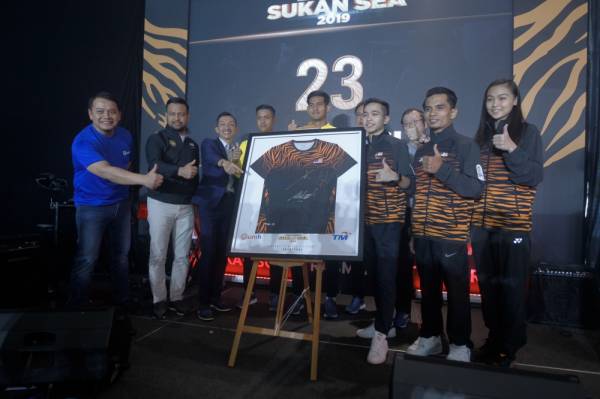 Moharmustaqeem (tiga dari kiri), Timbalan Presiden Pembangunan dan Pengurusan Unifi, Azmi Abdullah (kiri) dan Setiausaha Agung Persatuan Bola Sepak Malaysia (FAM), Stuart Ramalingam (dua dari kiri) bergambar bersama sebahagian atlet Malaysia ketika Majlis Pelancaran ‘Jersi Edisi Terhad’ Team Malaysia di Menara TM semalam.