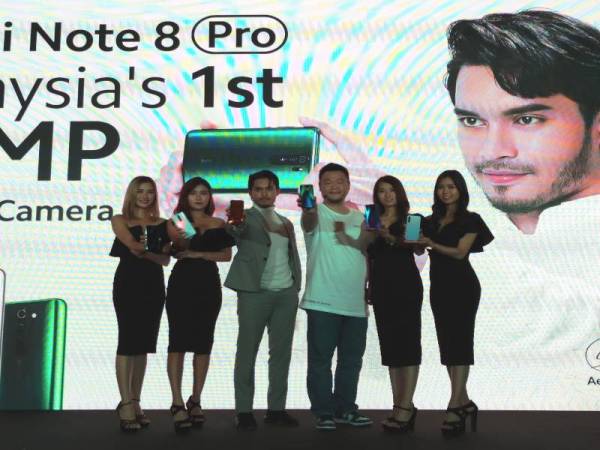 DUTA yang juga artis terkenal, Airil Zafrel (tiga dari kiri) memeriahkan Majlis Pelancaran Redmi Note 8 Pro di EX8 Subang Jaya Industrial Estate, Selangor baru-baru ini.