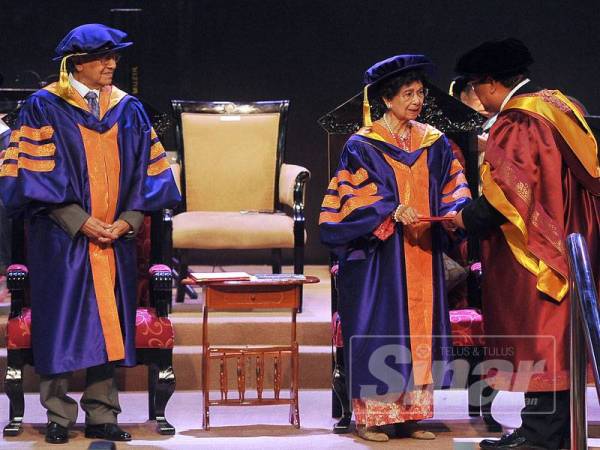  Isteri Perdana Menteri, Tun Dr Siti Hasmah Mohamad Mohd Ali menerima Ijazah Kehormat Kedoktoran Seni Kreatif dari Rektor Akademi Seni Budaya Dan Warisan Kebangsaan (Aswara), Prof Madya Sahar Sa'di Hashim pada majlis Istiadat Konvokesyen Aswara Ke-15. - FOTO ROSLI TALIB