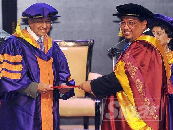 Perdana Menteri, Tun Dr Mahathir Mohamad menerima Ijazah Kehormat Kedoktoran Seni Kreatif dari Rektor Akademi Seni Budaya Dan Warisan Kebangsaan (Aswara), Prof Madya Sahar Sa'di Hashim pada majlis Istiadat Konvokesyen Aswara Ke-15. - FOTO ROSLI TALIB