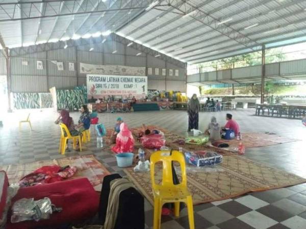 Seramai lapan keluarga ditempatkan di PPS Taman Etnobotani sejak semalam.
