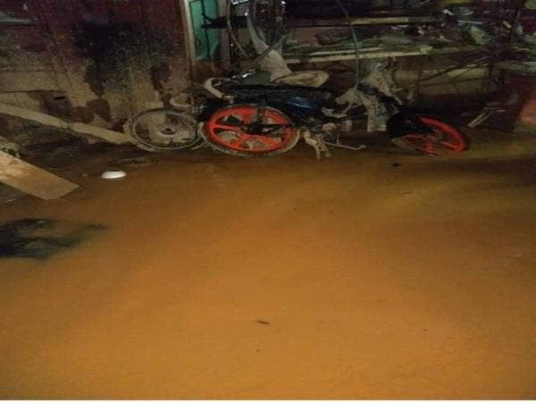 Keadaan di halaman rumah Norizan yang dinaiki air semalam.