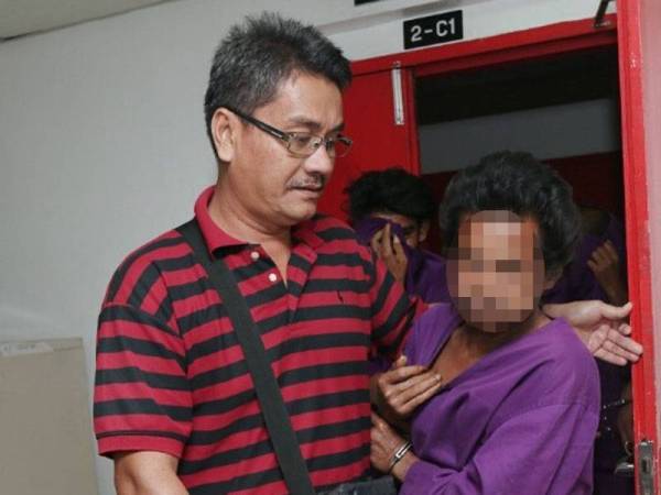 Tertuduh didakwa menumbuk ibunya selepas tidak berpuas hati warga emas itu dilihat mandi berbogel, di Mahkamah Majistret di sini hari ini.