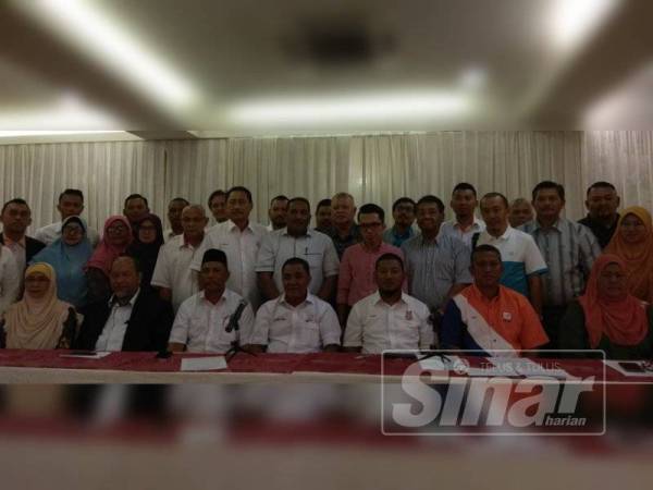 Barisan JKKP dan NGO Felda yang hadir pada sidang media membantah usaha pihak ketiga mengambil alih pegangan saham majoriti FGV.