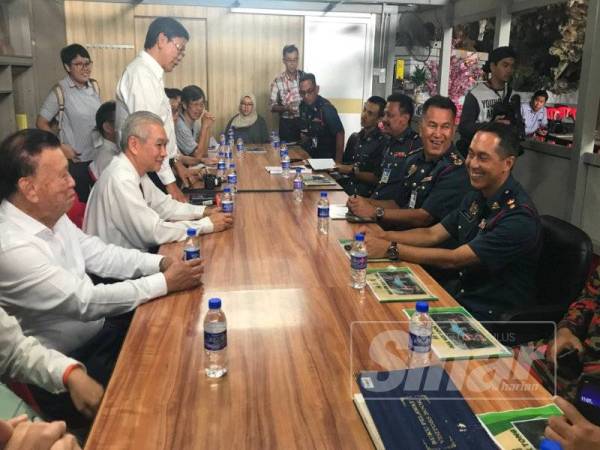 Azmi (dua dari kanan) mengadakan perbincangan bersama pihak pengurusan Gua Kek Look Tong.