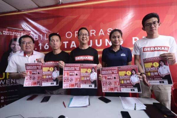 Dominic (tengah) pada sidang akhbar berkenaan di Bilik Opearasi PGRM, Tanjung Piai hari ini. Hadir sama Wendy (dua dari kanan).