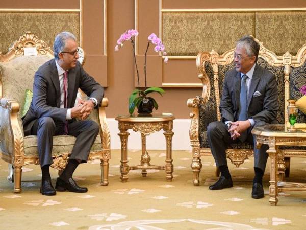 Al-Sultan Abdullah (kanan) berkenan menerima mengadap Presiden AFC, Shaikh Salman di Istana Negara hari ini. - Foto Bernama