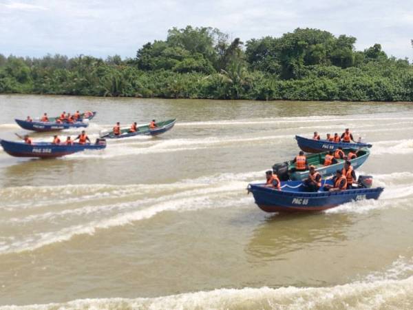 Para anggota melakukan simulasi kendalian bot di air sebagai latihan menghadapi banjir yang dijangkakan berlaku di Kelantan tahun ini.