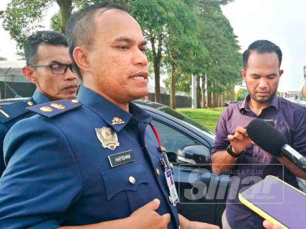 Hafisham ketika ditemui media di pintu masuk gudang kargo KLIA.