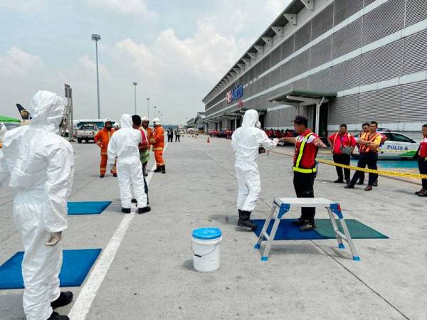 Pasukan Khas Bahan Kimia Berbahaya (Hazmat) melakukan pemeriksaan di lokasi.