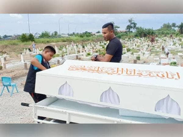 Gambar yang memaparkan adik Aiman sedang menguruskan pengebumian jenazah bersama ahli Pertubuhan Ukhuwah Kebajikan Van Jelata Selangor.