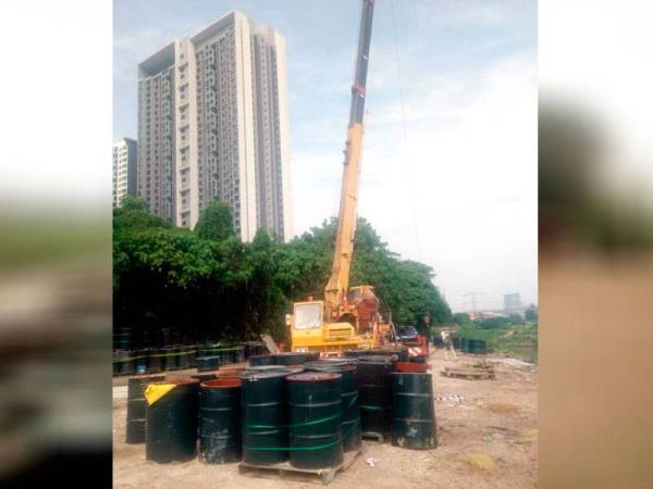 Jabatan Pengairan dan Saliran (JPS) melantik kontraktor untuk mengalihkan sebahagian tong berisi bahan kimia yang berhampiran dengan sungai. - Foto Unit Pengurusan Bencana Negeri Selangor