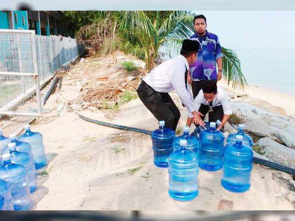 Tong air yang digunakan untuk menyimpan bekalan air bersih.