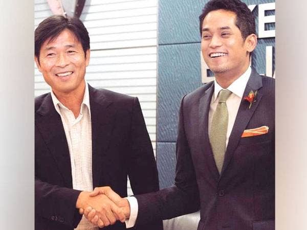 Khairy (kanan) sewaktu memperkenalkan Teong Kim sebagai Pengarah Teknikal NFDP pada 2013. (FOTO: Facebook Khairy Jamaluddin)
