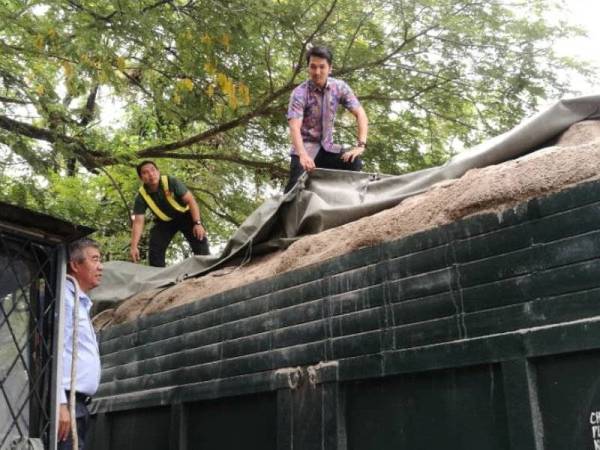 Mohamad (kiri) memeriksa lori ditahan dalam Ops Tiris di Kampung Bikan, mukim Bakai, Baling hari ini.