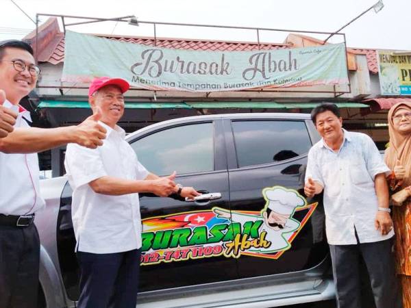 Muhyiddin (dua dari kiri) bergambar bersama Ismail (dua dari kanan) sewaktu bersarapan pagi di Burasak Abah semalam.