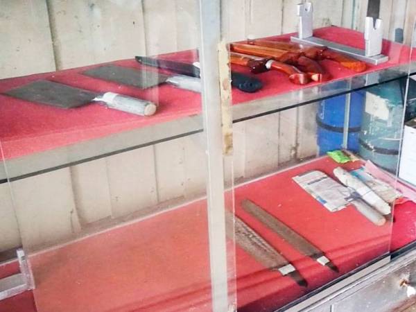 Antara koleksi barangan besi Ah Lak.