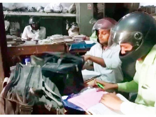 Kakitangan jabatan terbabit terpaksa memakai helmet ketika bekerja.