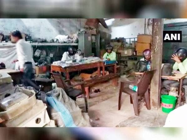 Keadaan pejabat kerajaan itu yang sangat usang.