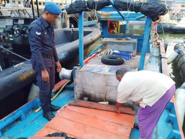 Polis meminta lelaki yang ditahan menunjukkan lokasi minyak diesel disimpan.