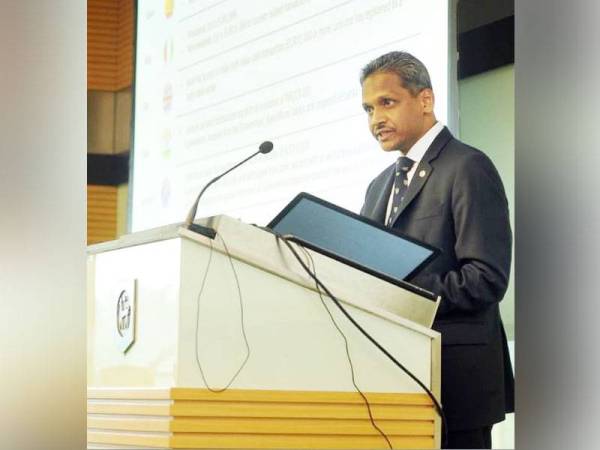 Abdul Rasheed pada taklimat media berhubung Perundingan Awam untuk Had Transaksi Tunai di BNM, Kuala Lumpur semalam.Foto: Rosli Talib