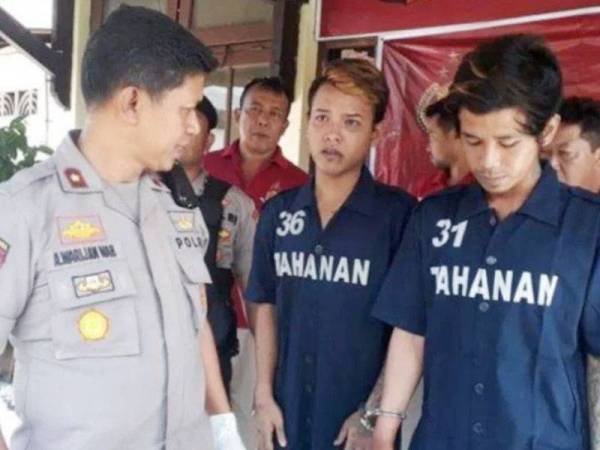 Bayu (kanan) dan Suka kini ditahan pihak polis yang akan dijatuhkan hukuman kerana membakar kawannya sendiri hanya kerana tidak memberi rokok.