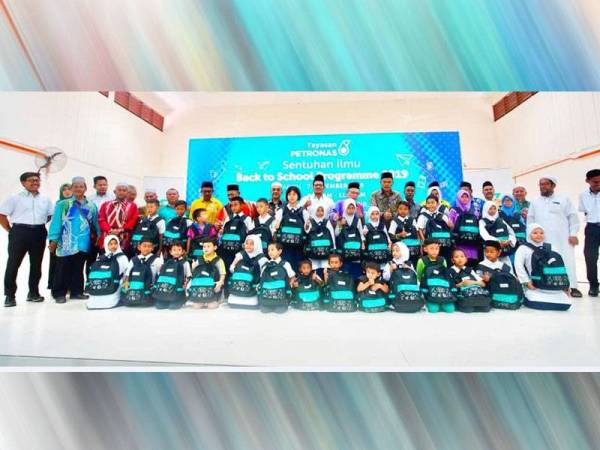 Sebahagian daripada murid yang menerima bantuan semasa Program BTS 2019 yang diadakan di Dewan Majlis Daerah Pasir Mas.