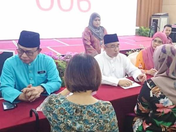 Adly (tengah) ketika Hari Bertemu Rakyat Perdana Siri 4 Tahun 2019 di Hotel Pantai Puteri, Tanjung Kling hari ini.