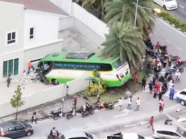 Bas persiaran yang dipandu suspek merempuh empat kenderaan lalu melanggar tembok sebuah rumah dalam kejadian petang semalam.