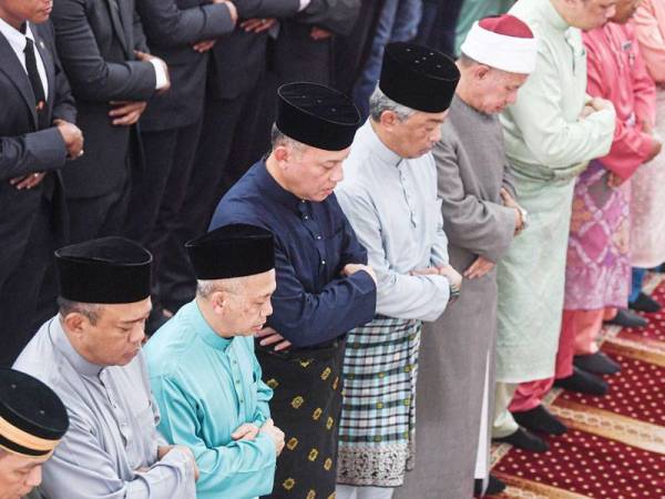 Al-Sultan Abdullah Ri’ayatuddin Al-Mustafa Billah Shah (tengah) berkenan menunaikan solat Jumaat di Masjid Abu Hurairah hari ini.-fotoBERNAMA (2019) HAK CIPTA TERPELIHARA