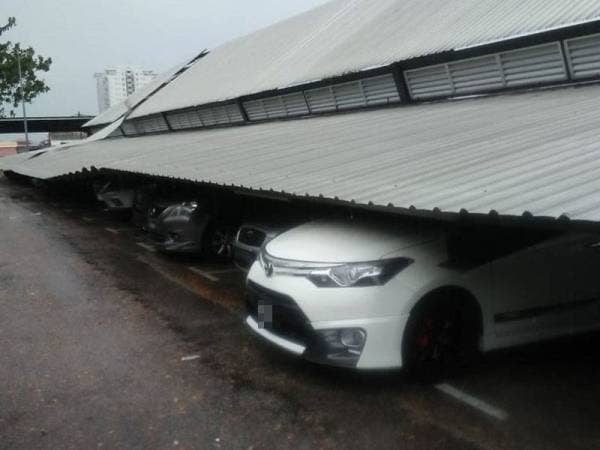 Keadaan kenderaan yang mengalami kerosakan akibat runtuhan bumbung terbabit .