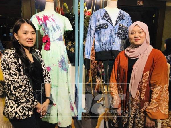 DAYANG MORDIANA (kiri) dan Noor Khairina Katan antara pereka Kraftangan yang bertanggungjawab menghasilkan busana menggunakan batik linut.