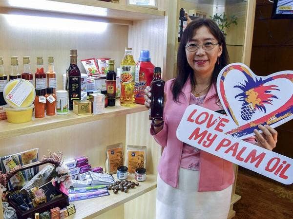 Teresa menunjukkan produk minyak sawit dan produk berasaskan minyak sawit selepas temu bual berkenaan hala tuju industri minyak sawit negara di pejabatnya di Kementerian Industri Utama hari ini. - Foto Bernama
