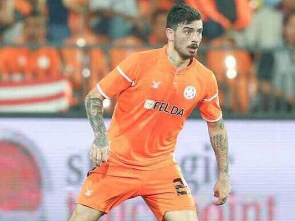 Fern pernah bersama The Fighters pada saingan Liga Super 2017.