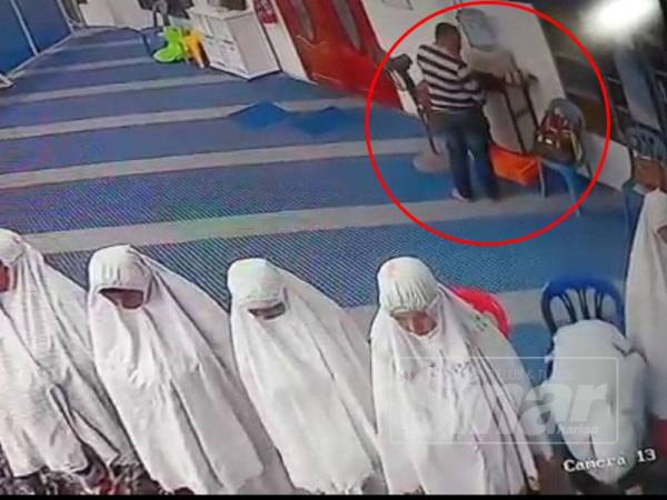 Lelaki yang dipercayai mencuri beg jemaah wanita ketika solat subuh di Masjid Al- Khairiah Ayer Molek, di sini, awal pagi semalam.