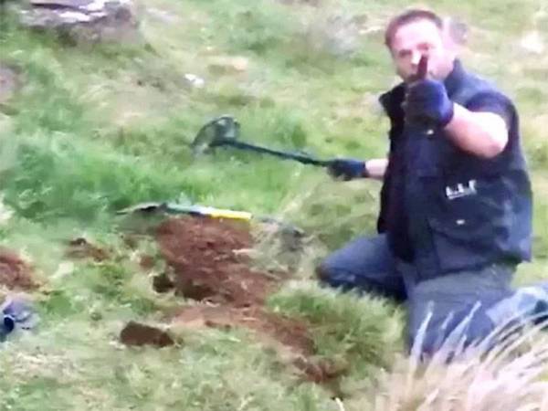 Tangkap layar video menunjukkan Raynard menjumpai tempat tertanamnya syiling emas tersebut.