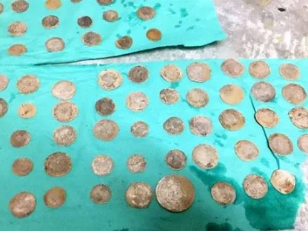 Syiling emas tersebut dihantar ke Muzium Ulster untuk dinilai.