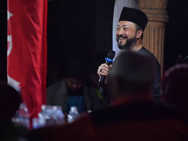 Mukhriz menyampaikan amanatnya di PDM Lubok Sawah di Rumah Sa'don Wakijo Batu 4 Kampung Sawah, Pontian malam ini.
- Foto Bernama