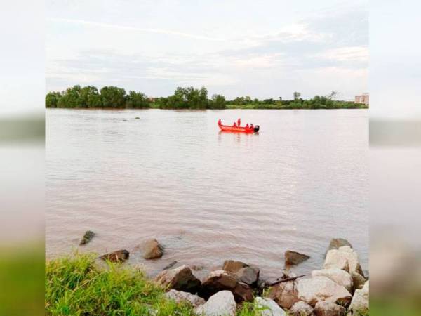 Anggota bomba dan penyelamat melakukan pencarian di permukaan dalam operasi yang turut disertai beberapa agensi lain.