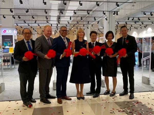 Pihak pengurusan Harvey Norman di pembukaan pusat jualan Harvey Norman Aeon Mall Kota Bharu semalam.