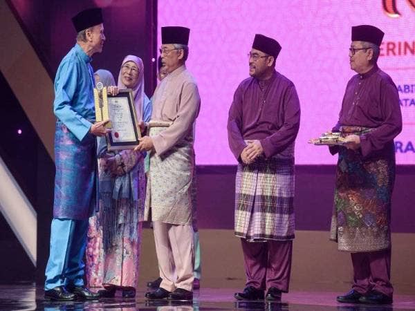 Al-Sultan Abdullah berkenan menyampaikan Anugerah Maulidur Rasul Peringkat Kebangsaan 1441H/ 2019M kepada Lam Thye (kiri) pada Majlis Sambutan Maulidur Rasul SAW Peringkat Kebangsaan Tahun 1441H/ 2019M di Bukit Jalil hari ini.
-FOTO: BERNAMA