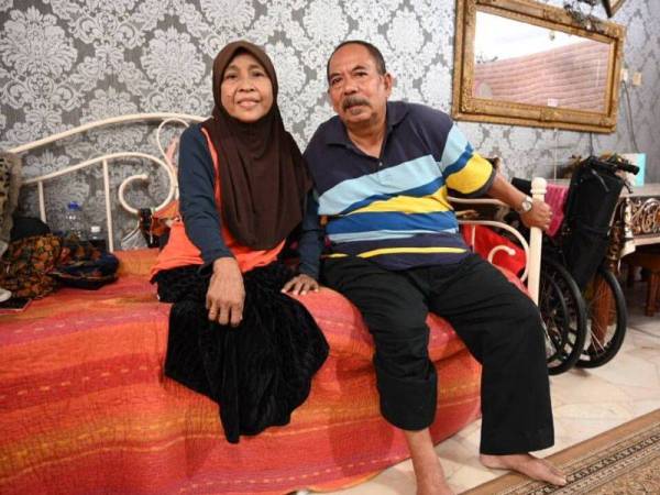 Gambar kenangan Allahyarham bersama isterinya.