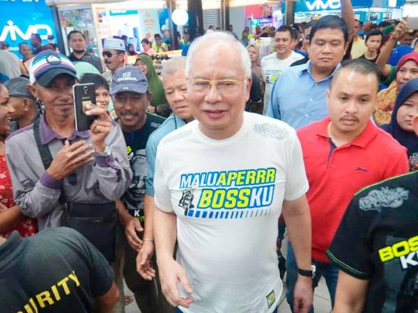 Bekas Perdana Menteri, Datuk Seri Najib Abdul Razak ketika menyertai Program Walkabout Santai di Econsave Pekan Nanas di sini hari ini. - FOTO SHARIFUDIN ABDUL RAHIM
