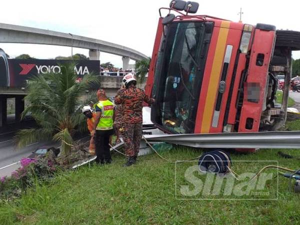 Keadaan lori dan kereta Perodua Myvi yang terlibat dalam kemalangan di susur keluar Lebuhraya Shah Alam Exspressway (Kesas) pagi tadi.
